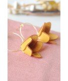 Boucles d'oreilles pétales de cuir fleur - Moutarde