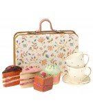Valise motif floral avec gâteaux et tasses à thé