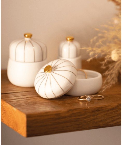 Set de trois petites boîtes en porcelaine avec de jolis détails dorés. Réalisées par la marque de décoration Räder