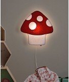 Applique en feutre et en forme de champignon. Elle émet une lumière tamisée idéale pour la chambre d'un enfant.