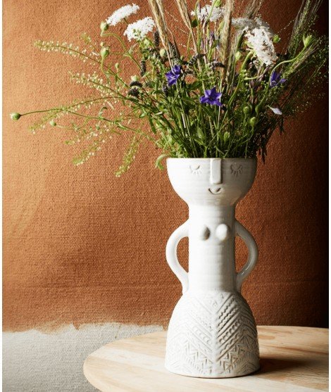 Parfait pour accueillir un bouquet de fleurs séchées, ce vase totem en grès est réalisé par la marque bohème Madam Stoltz