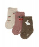 Lot de 3 paires de chaussettes pour enfant en jacquard de coton biologique de la marque Konges Slojd. Motifs : cerises et lapin