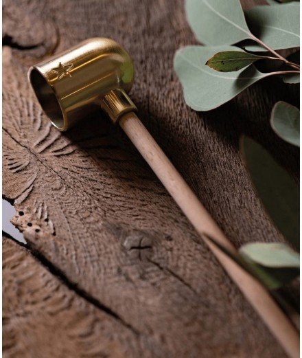 Eteignoir à bougie en métal doré et en bois de la marque de décoration Räder.