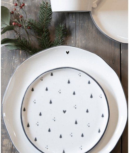 Assiette à dessert en porcelaine blanche ornée de petits Sapins et coeurs. Parfait pour votre table de Noël.