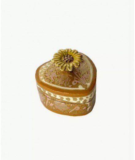Petite boîte de la jolie marque de décoration Doing Goods, fabriquée à la main en Inde, elle est en forme de coeur avec un tourn