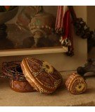 Petite boîte de la jolie marque de décoration Doing Goods, fabriquée à la main en Inde, elle est en forme de coeur avec un tourn