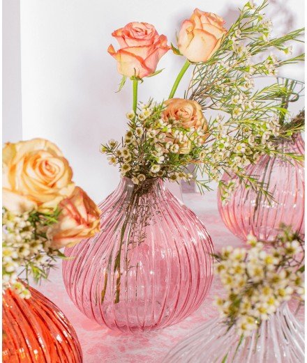 Grand vase rond en verre rose de la marque anglaise de décoration Sass & Belle.
