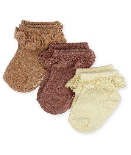 Pack 3 paires de chaussettes pour enfant de la marque Konges Slojd. Réalisées en coton biologique à lurex, avec des petits volan
