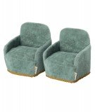 Petits fauteuils pour souris Maileg en tissu doux d'une jolie couleur bleu vert. Parfaits pour meubler votre maison de poupées.