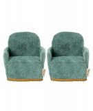 Petits fauteuils pour souris Maileg en tissu doux d'une jolie couleur bleu vert. Parfaits pour meubler votre maison de poupées.