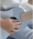 Jolie guitare en bois adaptée pour les enfants réalisée par la marque de jouets en bois Little Dutch.