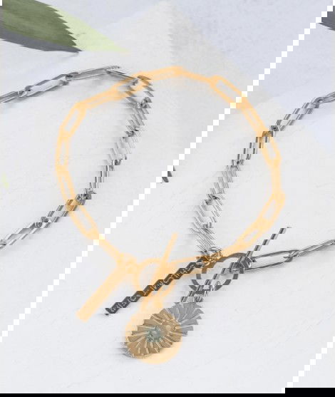 Bracelet Atlantic de la créatrice Shlomit Ofir. Doré à l'or fin 24 carats et avec un joli médaillon gravé.