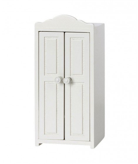Armoire miniature en bois blanc de la marque danoise Maileg. Parfait pour meubler votre maison de poupées !