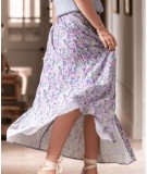 Jupe longue Courtney de la marque La Petite Etoile. Coupe portefeuille fluide, 100% viscose et présentant des fleurs lilas
