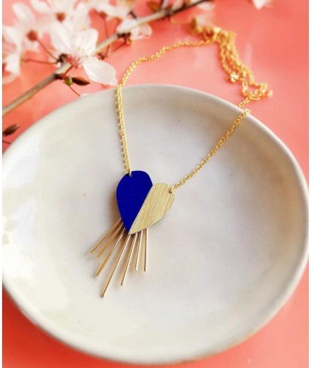 Collier modèle Ex Voto coloris bleu indigo de la créatrice Rose Bouchon avec une chaîne ajustable dorée à l'or fin et un pendent