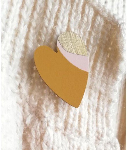 Broche fabriquée en France modèle Love en forme de coeur avec du formica couleur Miel et rose