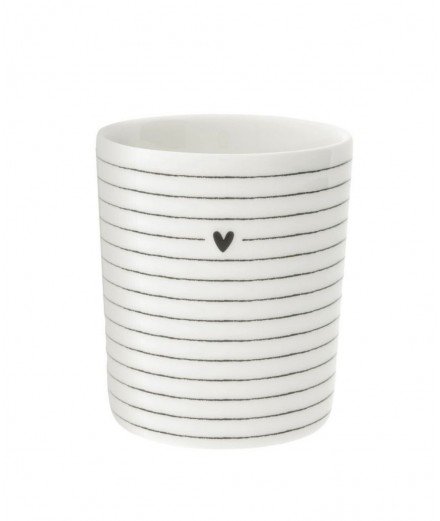 Tasse en porcelaine au design scandinaves avec ses fines rayures et son petit coeur noir peint à la main.