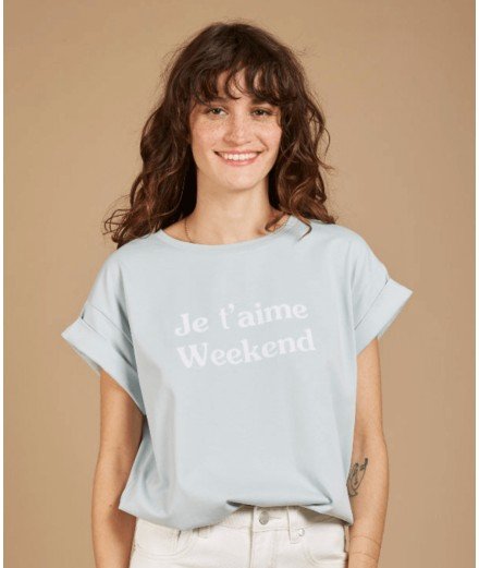 T-shirt Week-End bleu Ciel réalisé en coton. Il présente le message "Je t'aime Week-end" en lettrage vintage en velours.