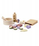 Set Salade en bois de la marque de jouets pour enfant Kid's Concept. Idéal pour compléter la dinette de votre enfant !