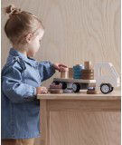 Camion en bois avec des anneaux à empiler de la marque de jouets Kid's Concept