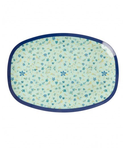 Grand plateau en melamine présentant de charmantes petites fleurs bleues en motif. Réalisé par la marque Rice
