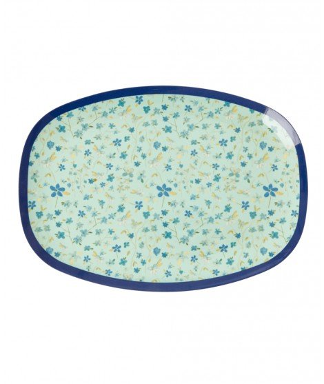 Grand plateau en melamine présentant de charmantes petites fleurs bleues en motif. Réalisé par la marque Rice