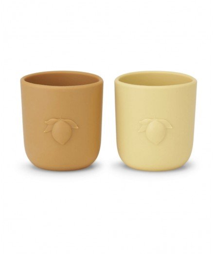 2 gobelets en silicone Konges Slojd adaptés pour les mains des enfants. Couleurs : Limonade et amande