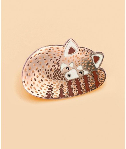 Mignon pin's en métal en forme de panda roux par le créateur Tom Hardwick 