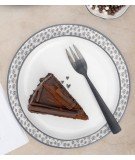 Assiette à dessert en porcelaine blanche, avec Trois coeurs noirs peints au centre et un liseré noir en pour tour