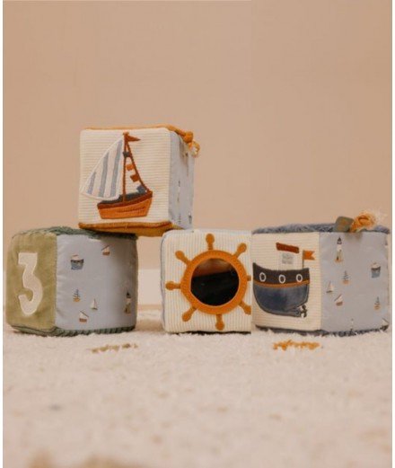Coffret de 4 cubes d'activités en tissu et mousse de la collection Sailors Bay de la marque Little Dutch
