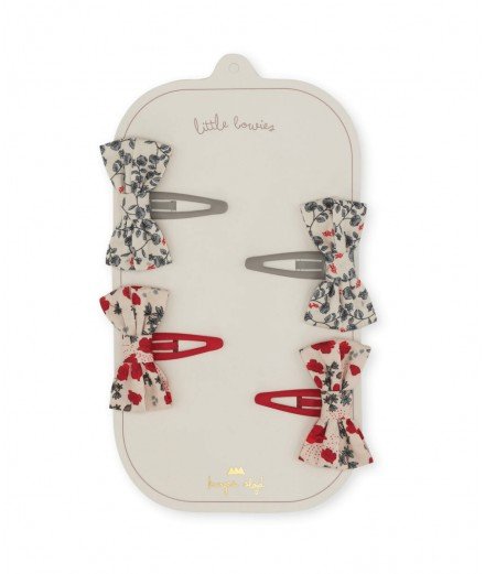 Set de 4 barrettes pour enfant avec système clic-clac et de jolis noeuds à motifs floraux. De la marque Konges Slojd