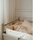 Tour de lit complet motif Cerises de la marque Konges Slojd. Réalisé en coton biologique. 360 cm de longueur