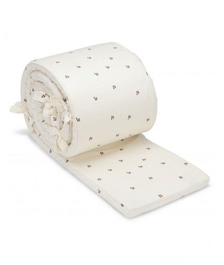 Tour de lit complet motif Cerises de la marque Konges Slojd. Réalisé en coton biologique. 360 cm de longueur