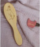 Brosse à cheveux pour bébé réalisée en bois et gravé d'un petit Lapin. Réalisée par la marque Barnabé aime le Café