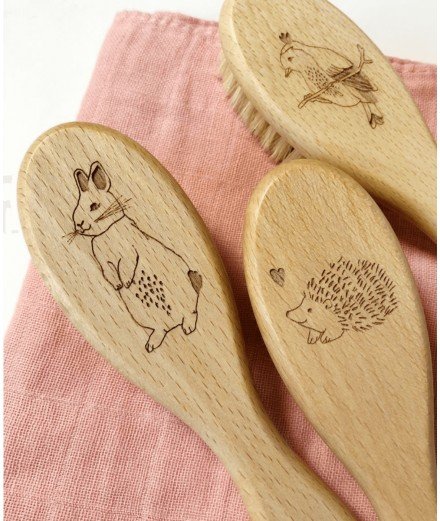 Brosse à cheveux pour bébé réalisée en bois et gravé d'un petit Lapin. Réalisée par la marque Barnabé aime le Café
