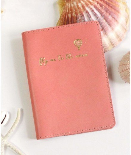 Etui à passeport en cuir modèle coloris Flamingo de la gamme "Fly me to the moon" par Barnabé aime le café