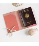 Etui à passeport en cuir modèle coloris Flamingo de la gamme "Fly me to the moon" par Barnabé aime le café