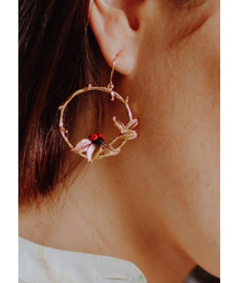 Boucles d'oreilles dorées à l'or fin Branche avec une Coccinelle en porcelaine de la marque Nach