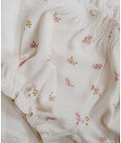 Bloomer Itty en tissu éponge avec des petites fleurs en motif. Réalisé par la marque danoise Konges Slojd en coton biologique.