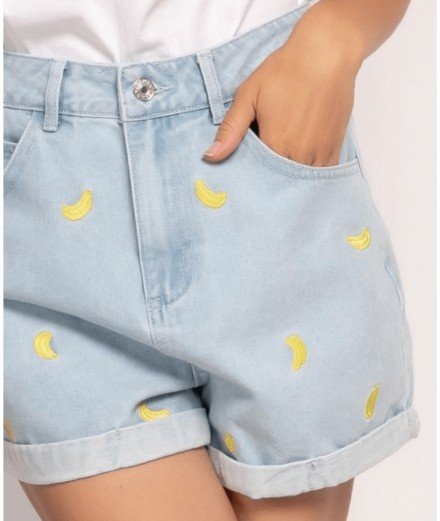 Short en jean clair avec des petites Bananes brodées. Taille haute et réalisé en coton.