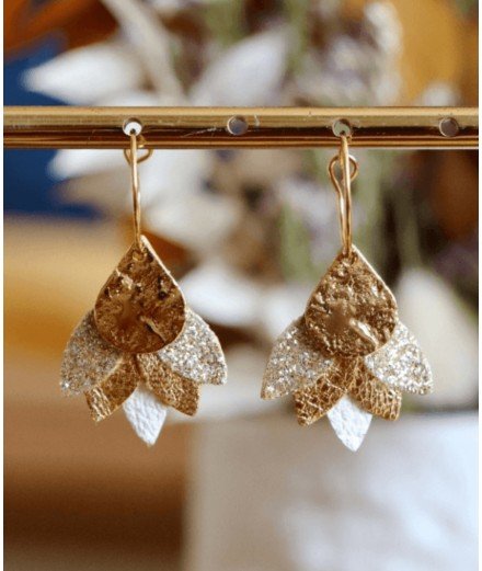 Boucles d'oreilles en cuir recyclé Amour de la marque française May & June. Réalisées à la main en Bretagne. Dorure à l'or fin 2