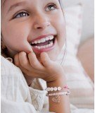 Bracelet pour enfant à élastique avec des perles formant le mot "Chipie". De la marque Luciole et Petit Pois