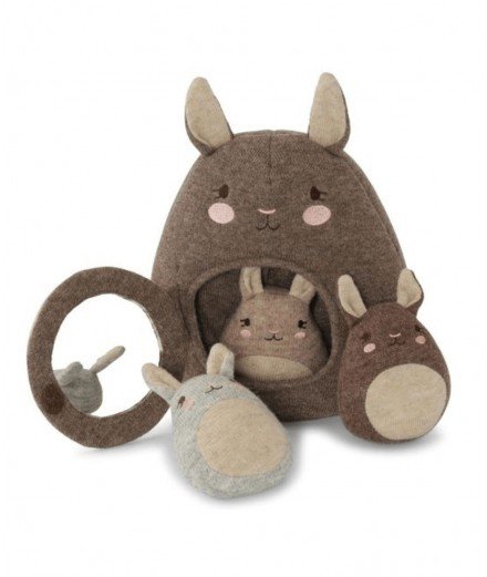 Jouet d'activités Maman kangourou et ses bébés. Réalisé en laine par la marque danoise, Konges Slojd