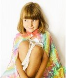 Cape de déguisement pour enfant Rainbow réalisée en sequins multicolores par la marque Ratatam