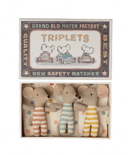 Bébés souris Triplés de la marque Maileg. Ils sont installés dans leur boite d'allumettes.