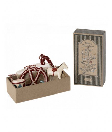Coffret de décorations de Noël réalisées à la main par la marque Maileg. Motif : bretzel, sucre d'orge, cheval à bascule et tamb