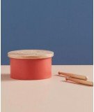 Tambour pour enfants d'une jolie couleur rouge et réalisé en bois certifié FSC. De la marque Kid's Concept