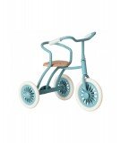 Tricycle miniature en métal bleu accompagné de son abri. Adapté pour le grand frère et la grande soeur Maileg