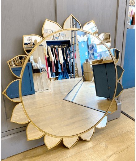 Grand miroir en Laiton Fleur de la marque BONTON. Dimensions : 55 cm.