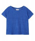 T-shirt en tissu éponge couleur Bleu Céleste de la marque française Emile & Ida. Pomme brodée à la main en bas du t-shirt.